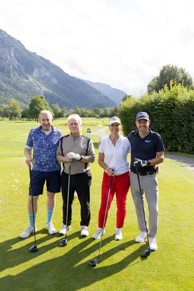 (v. l.) Karsten Krug, Jürgen Gebhardt mit Skirennläuferin Gitti Obermoser und dem Nordischen Kombinierer Hermann Weinbuch (Bild: Hans Breitenfellner)