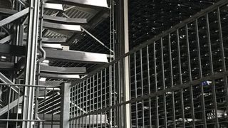 Mit dem Lagersystem Unicompact vergrößerte Rohr-Mertl seinen Speicherplatz deutlich und erhöhte die Sicherheit. (Bild: Kasto)