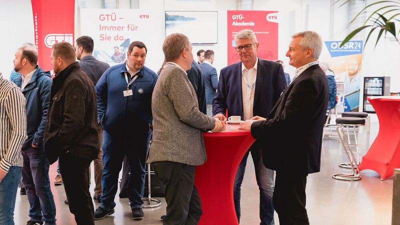 Die Pausen des kfz-Sachverständigen Forums boten reichlich Gelegenheit zum Netzwerken und zum Besuch der Ausstellung. (Bild: Stefan Bausewein)