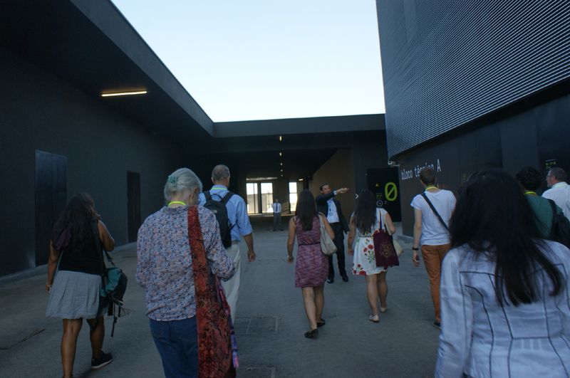 Die Versorgungsgebäude sind vom IT-Gebäude mehrfach getrennt. Hier geht es am Eröffnungstag unterhalb des künstlichen Sees zu einem der Eingänge.  (Ulrike Ostler)