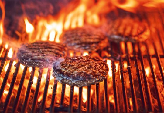 Beim Grillen entstehen auch Schadstoffe und Feinstaub. Fraunhofer Forscher wollen diese Geruchsbelästigung und Gesundheitsgefährdung minimieren (Symbolbild). Beim Grillen entstehen auch Schadstoffe und Feinstaub. Fraunhofer Forscher wollen diese Geruchsbelästigung und Gesundheitsgefährdung minimieren (Symbolbild).