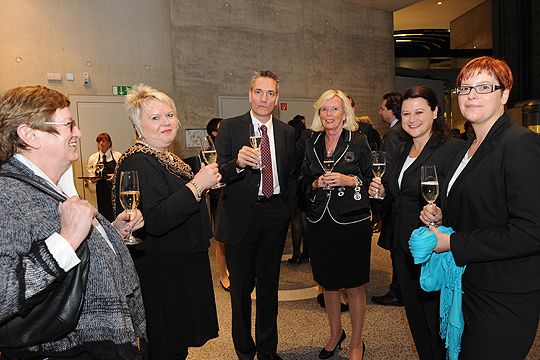 Sektempfang im Mercedes-Benz-Museum: (von li.) Claudia Steiner, Gesa Groenewold, Wolfgang Michel, Marion Johl, Sibylle und Kristina Neff. (Archiv: Vogel Business Media)