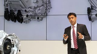 „Die Produktion von Doppelkupplungsgetrieben wächst doppelt so schnell, wie die der Handschaltgetriebe“, erklärte Mihir Kotecha, Vorstandsvorsitzender von Getrag auf der IAA 2013 anlässlich einer Unternehmenspressekonferenz. (Foto: Getrag)