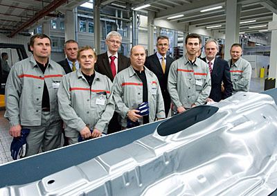 Hintere Reihe von links: Die Audi-Vorstandsmitglieder Ulf Berkenhagen, Dr.Werner Widuckel, Peter Schwarzenbauer und Frank Dreves mit Mitarbeitern aus dem Presswerk. (Archiv: Vogel Business Media)