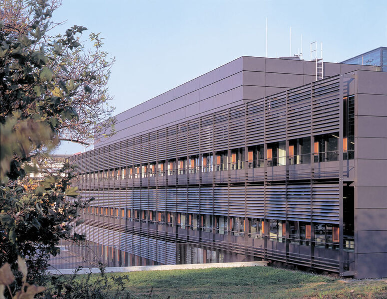 Abb.1: Im Februar 2006 wurde der von der Dortmunder Architekten Gerber realisierte Neubau der Biologischen Institute der TU Dresden bezogen. (Archiv: Vogel Business Media)