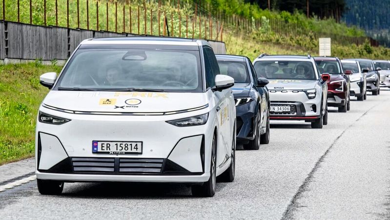 Elektroautos im Test des norwegischen Autofahrerverbands NAF – im Vordergrund der Testsieger Xpeng X9.(Bild:  Xpeng)