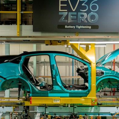 Im Nissan-Werk in Sunderland ist die Produktion des neuen Leaf angelaufen. An dieser Station werden Karosserie und Akku miteinander verbunden. (Bild: Nissan)