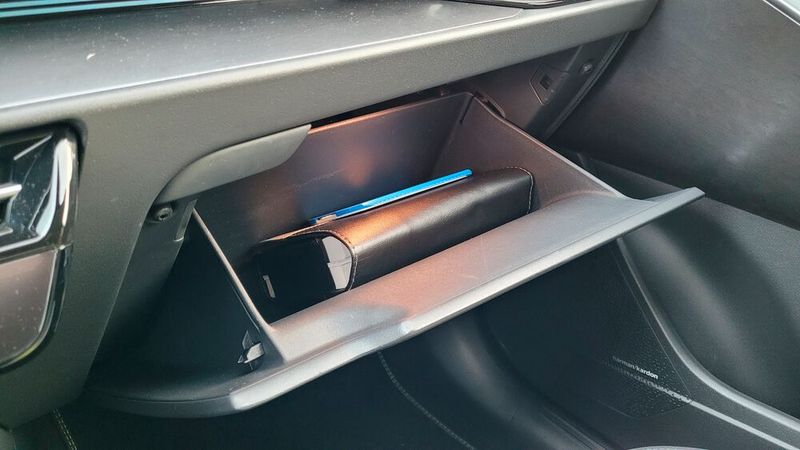 Und selbst wenn man den Knopf ordentlich reingedrückt hat, hakt und klemmt es. Ohne Gezerre geht das Handschuhfach nicht auf. Das kennt man von Kia eigentlich besser. (Bild: Wehner - Vogel Communications Group)