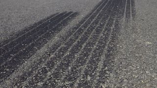 Wie genau gelangt Abrieb von Autoreifen in Gewässer, wie verbreiten sich die Plastikpartikel  weltweit und welche Auswirkungen sind zu erwarten? (©mhp - stock.adobe.com)