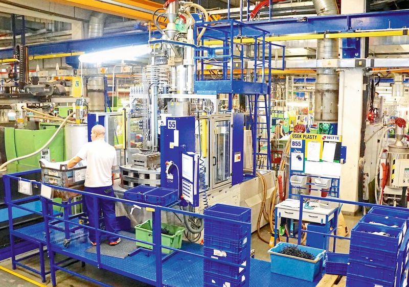 Bild 3: Wittmann-Battenfeld–Rundtischmaschinen werden in unterschiedlichen Schließkraftgrößen und Ausführungsvarianten eingesetzt – hier eine VM-R 80. (Wittmann-Battenfeld)