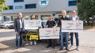 Gratulation: (v. l.) Thomas Holler, Obermeister der Kfz-Innung Frankfurt und Main-Taunus-Kreis, David Nazary, Paul Weber, Noah Siwinna, Joachim Kuhn, Geschäftsführer Kfz-Landesverband Hessen (es fehlt Max Schalck) (Bild: Kfz-Gewerbe Hessen)