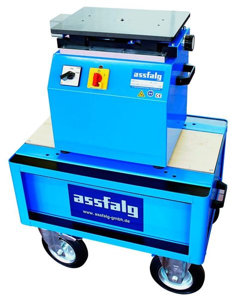 Assfalg präsentiert auf der Deburring Expo 2015 die weiterentwickelte Konturenfräsmaschine KKF4.  (Assfalg)