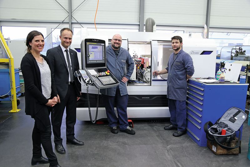 Hersteller und Anwender sind mit der Studer S33 hoch zufrieden, im Bild v. l. n. re.: Belinda Juhasz  (Marketing), Philippe Schmider (Gebietsverkaufsleiter beide Studer), Marcel Wagner (Produktionsleiter) und Irfan Iljazi (Maschinenoperateur, beide Drehtech AG). (Matthias Böhm, SMM)