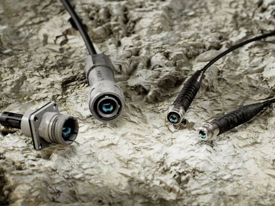 Neue Steckverbinder-Technologien überwinden die bisherigen Grenzen der Glasfaser und ermöglichen Highspeed-Datenübertragung überall.(Bild:  Rosenberger Hochfrequenztechnik)