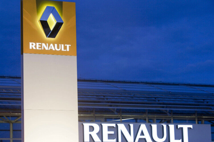 Unternehmensstatement Renault Deutschland AG:„In den nächsten Jahren wird sich der deutsche Automobilmarkt weiterhin in einem Verdrängungswettbewerb befinden. Das bedeutet, dass die Erträge im Automobilvertrieb weiterhin unter Druck stehen werden. Zudem wird das Kaufverhalten zunehmend durch das Internet geprägt werden: Kunden werden sich vermehrt online informieren und beraten lassen – und schließlich einen Großteil ihrer Kaufentscheidung auf dieser Basis treffen. Das Rückgrat des automobilen Vertriebs bleibt aber dennoch der Händler.Die Händler spielen auch morgen noch eine wichtige Rolle – hierfür müssen sie aber professionell aufgestellt sein. Kundenzufriedenheit wird zukünftig noch mehr als heute den letztendlichen Kauf bestimmen – und diese Zufriedenheit wird nicht nur vor Ort erreicht. Es wird auch entscheidend sein, mit welcher Schnelligkeit und Qualität auf Anfragen aus dem Internet reagiert wird und somit eine Verbindung zwischen Internet und stationärem Handel erreicht wird. Hier machen es derzeit andere Branchen dem Autohandel vor – und ein Nachziehen ist dringend erforderlich.“ (Foto: Renault)
