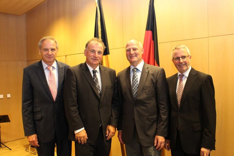 v.l.: Innenminister Reinhold Gall, CIO Stefan Krebs, Präsident der BITBW Christian Leinert, Amtschef des IM BW Ministerialdirektor Dr. Herbert. O. Zinell (Bild: Baden-Württemberg)