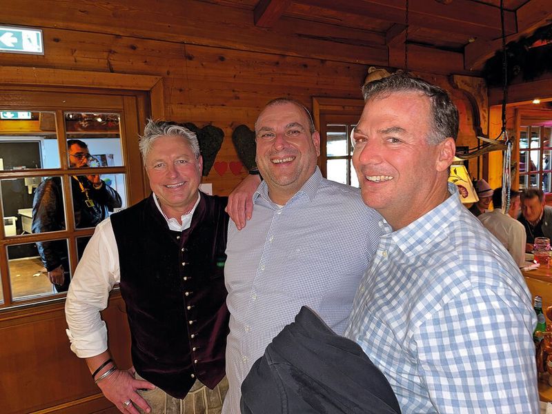 Sie suchen einen schnellen, kostenoptimierten und effektiven Weg für Ihre Zertifizierungen? Das ISEGRIM-X Team kennt sich aus: (v. l.) Alex Fürst, Michael Kirsch und Steve Tansey, GF Moon River Capital. (Bild: Vogel IT-Medien GmbH)