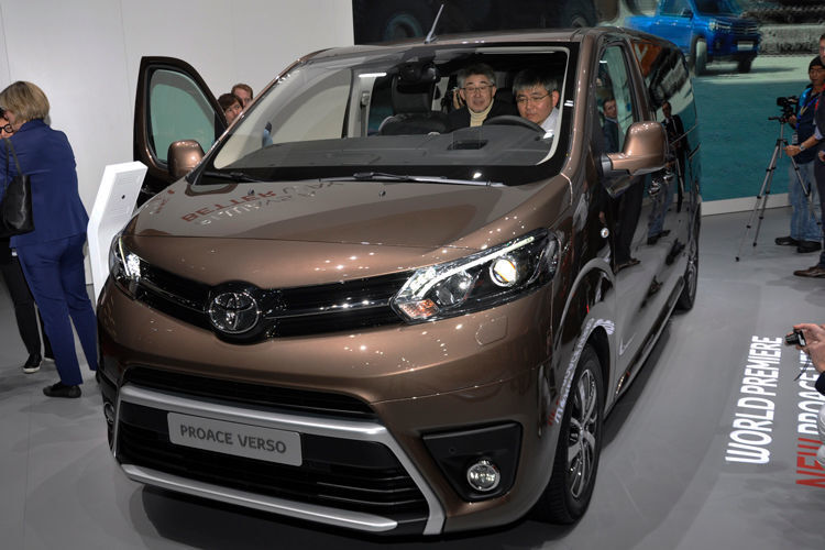 Der Toyota Proace ist ein Van, den die Japaner gemeinsam mit Citroën und Peugeot entwickelt haben. Auch die beiden europäischen Hersteller präsentierten ihre Varianten in Genf als Spacetourer und Travaller. (Seyerlein)