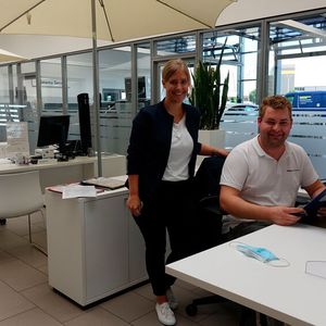 Serviceleiterin Clarissa Laszig, auf dem Foto mit Serviceberater René Riede, hat die Prozesse gestrafft.(Bild:  Rosenow/»kfz-betrieb«)