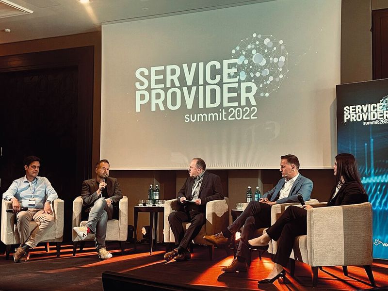 Michael Hase (m.) ließ es sich als Chefreporter der IT-BUSINESS nicht nehmen, eine kritische Panel-Diskussion zu moderieren. Dabei standen ihm (v. l.) Dr. Oliver Mauss (netgo), Alexander Wallner (PlusServer), Martin Endress (IONOS) und Edith Wittmann (Microsoft) kompetent zur Seite.  (Bild: Vogel IT-Medien GmbH)