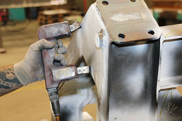 Mithilfe der Magnetprüfung kann der zertifizierte Mitarbeiter die Ausführungsqualität der Schweißnaht beurteilen. (Bild: Sonnenberg)