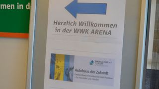 Rund 70 Teilnehmer verfolgten am Mittwoch die Vorträge der Referenten …  (Bild: Rehberg/»kfz-betrieb«)