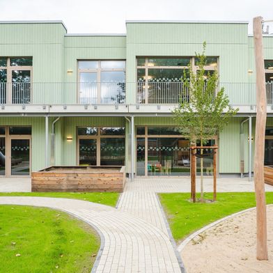 Kita „Zauberwelt“ in Heiligenhaus: Das moderne und nachhaltige Gebäude zeichnet sich durch eine Kombination aus Holzrahmen- und Massivbauweise aus. 

 (Bild: Plansite)