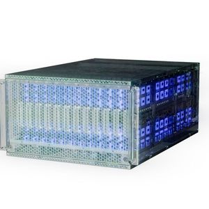 Hala Point integriert Verarbeitungs-, Speicher- und Kommunikationskanäle in einer massiv parallelisierten Struktur und bietet eine Speicherbandbreite von insgesamt 16 Petabyte pro Sekunde (PB/s), eine Kommunikationsbandbreite von 3,5 PB/s zwischen den Kernen und eine Kommunikationsbandbreite von 5 Terabyte pro Sekunde (TB/s) zwischen den Chips. Das System kann über 380 Billionen 8-Bit-Synapsen und über 240 Billionen Neuronenoperationen pro Sekunde verarbeiten.(Bild:  Intel Corporation)