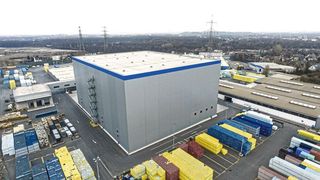 Die neue Logistikanlage von Rheinfelsquellen optimiert die Intralogistikprozesse auf höchstem Niveau. (SSI Schäfer)