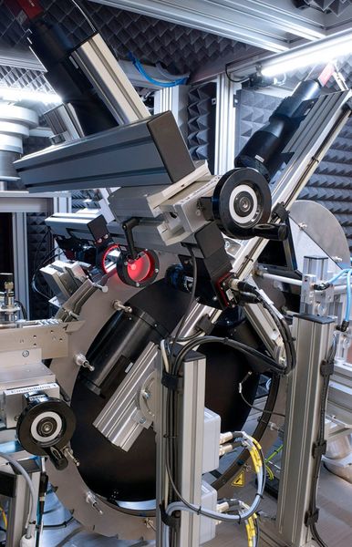 Der vertikale Drehteller ermöglicht in kompakter Anlagengestaltung umfangreiche Funktionen der Fehlerdetektion. (Vester Elektronik / Kamillo Weiß)
