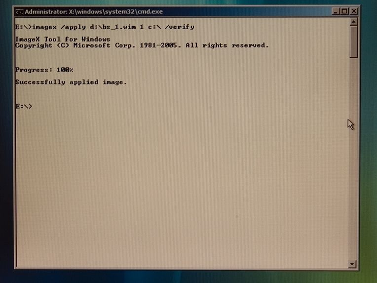 Abb. 4: Fotografie von einem Windows PE 2.0. Hier wird das in Abbildung 3 erstellte Image mit einer Dateiüberprüfung (Parameter /verify) wieder auf die Partition c:/ gespeichert. Fehler wurden keine aufgezeichnet. (Archiv: Vogel Business Media)