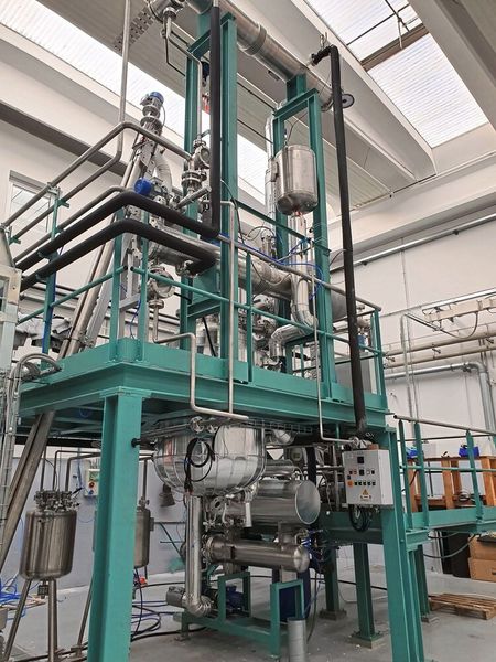 Derzeit werden die ersten Modellanlagen aufgebaut mit dem Kernstück der gr3n-Technologie dem patentierten Mikrowellenreaktor, der den Depolymerisationsprozess einleitet. (Bild: gr3n)