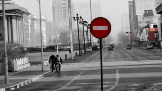 Straßensperrungen sind u.a. in Österreich und Deutschland rechtlich als zeitlich befristete Verkehrsversuche möglich und durch die veränderten Verkehrsverhältnisse begründbar. (gemeinfrei)