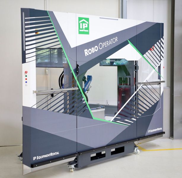 Der Robo Operator besteht aus einer manuell verfahrbaren Zelle mit eingebautem Industrieroboter, einem integrierten Werkstückpuffersystem und einem Kamerasystem.  (Bild: Industrie-Partner)