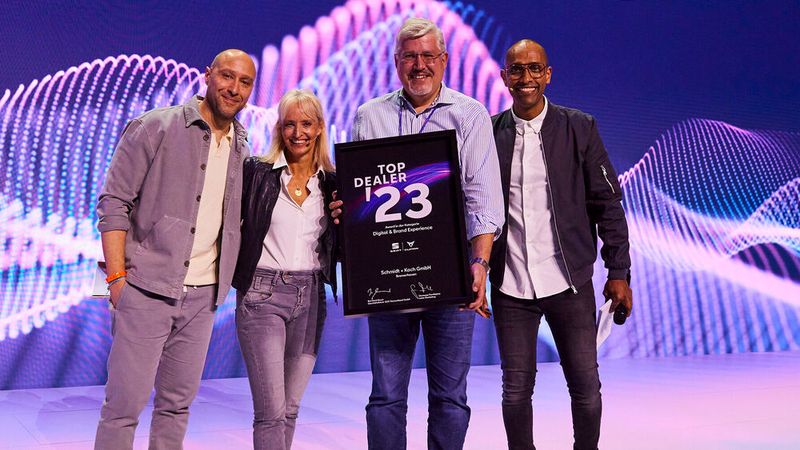 Den Preis übergaben Giuseppe Fiordispina, Leiter Marketing, und Melanie Stöckl, Leiterin Kommunikation, an Uwe Flickenschild, Geschäftsführer der Schmidt + Koch GmbH. (Bild: Seat Deutschland/Fulda Photography)
