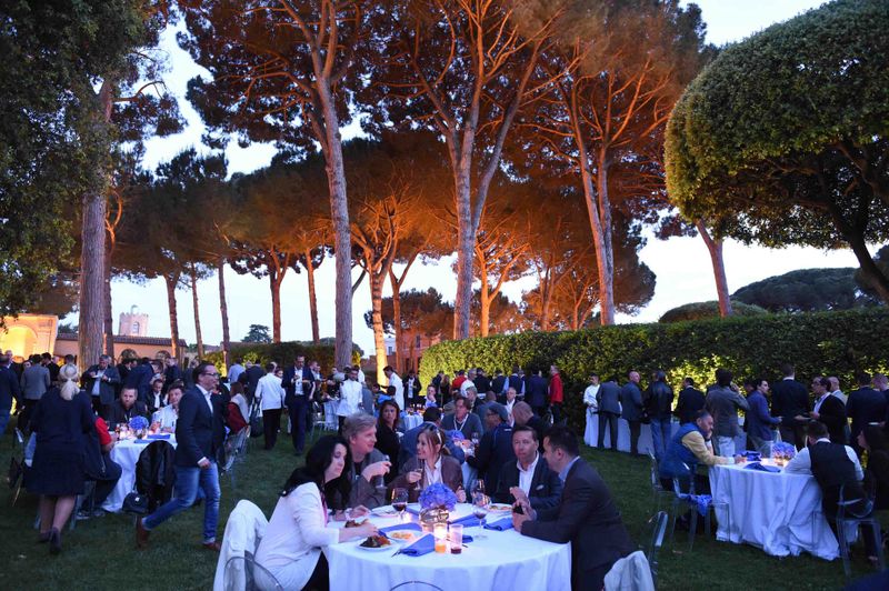 In den weitläufigen Parkanlagen der Villa Aurelia entspannten die Partner bei einem Open-Air-Dinner. (Bild: Sophos)