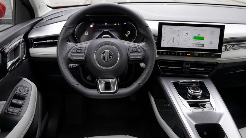 Die Einbindung von Apple Carplay und Android Auto funktioniert, allerdings nur mittels Kabel, das in einer Ablage unter der Mittelkonsole untergebracht ist.   (Bild: Marcus Werner/MG Motors)