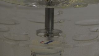 Mit dem Verpackungstester lassen sich Lecks in Lebensmittelverpackungen indentifizieren. (Bild: Altmann Analytik)