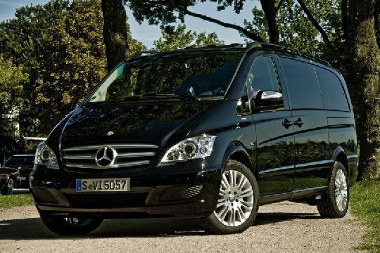 In das Gehäuse der Scheinwerfer sind das serienmäßige Tagfahrlicht mit einer eigenen Lichtquelle und die Nebellampen integriert. Optional ist der Viano der neuen Generation mit einer Kombination von Bi-Xenon-Scheinwerfern, LED-Tagfahrlicht, Abbiegelicht und statischem Kurvenlicht sowie einer Scheinwerfer-Waschanlage lieferbar. (Archiv: Vogel Business Media)