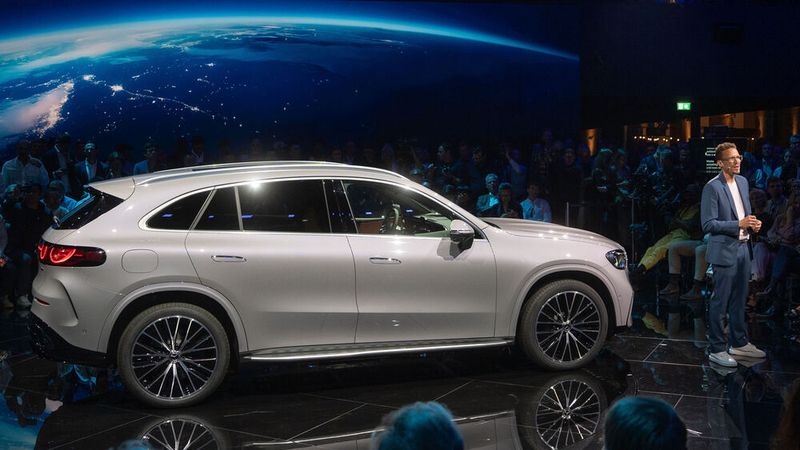 4,85 Meter ist der neue GLC 400 lang. Wahrscheinlich kostet die Basis-Variante des SUVs nicht unter 70.000 Euro. (Bild: © Mercedes-Benz )