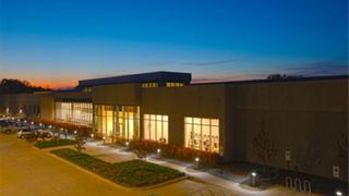 Der Besuchereingang des Rechenzentrumskomplexes von Apple in Maiden. (Bild: Apple)