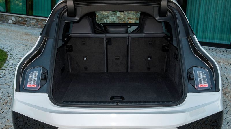 Hinter der Heckklappe findet sich der Kofferraum mit einem Volumen von 500 bis 1.750 Litern. (Bild: BMW)
