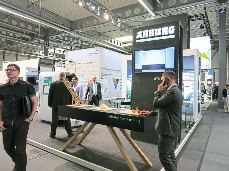 Der Freeformer (links im Bild) hat bereits 2014 den Designpreis Red Dot Award erhalten. (Bild: Schäfer / Devicemed)