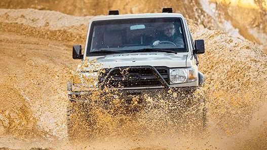 Toyotas Land Cruiser gilt als klassischer Vertreter der Wärmekraftmaschinen-Fraktion. Die schwäbische Firma Huber Automotive baut das Allrad-Urgestein nun auf Wunsch zum modernen, emissionsfreien Stromer um.  (Bild: Huber Automotive)