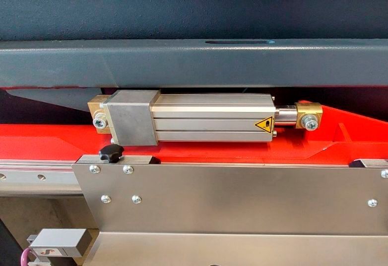 So sieht es dann aus, wenn der Aktuator der BST-Bahnregelung, in dem der Metallux-Sensor steckt, an einer Maschine montiert ist. (Bild: Metallux)