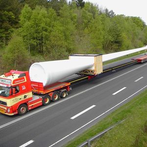 Goldhofer AG, Memmingen. Hier im Bild transportiert er 55 Meter lange Rotorblätter quer durch Dänemark. Bilder: igus/Goldhofer