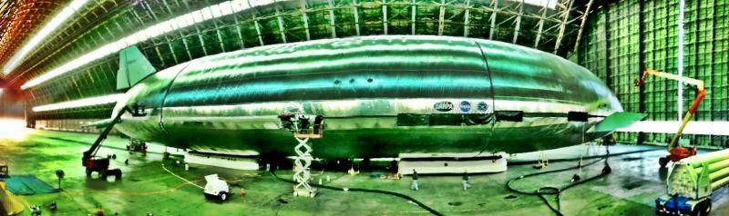 Der Prototyp des Pelican-Luftschiffs im Hangar ( Aeros Worldwide)