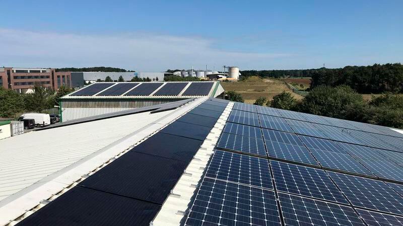 Firmengebäude des Umweltdienstleisters buhck Gruppe mit gebrauchten PV-Modulen. 2nd Life Solar GmbH ist Teil der buhck Gruppe.