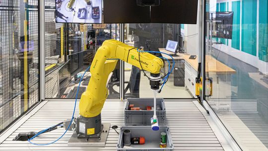 Die Bin-Packing-Zelle auf dem Stand des Fraunhofer-IPA kann bis zu 1.300 unbekannte Objekte pro Stunde greifen.(Bild:  Fraunhofer IPA)