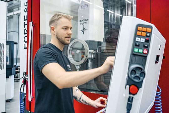 Machine operator Lukas Dömötör is completely satisfied with the "Forte 85 Single 1620." Even in heavy-duty machining, the machine delivers impeccable dimensional stability—enabling noticeable productivity increases.(Image:  Christoph Schwarz, Gewo Feinmechanik GmbH & Co. KG)